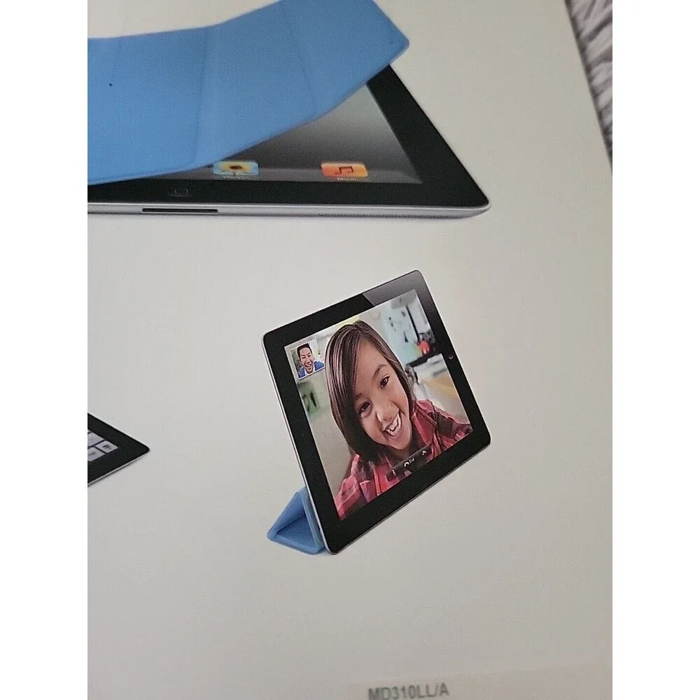New in Box Apple Smart Cover for Ipad 2 9.7in Light Blue